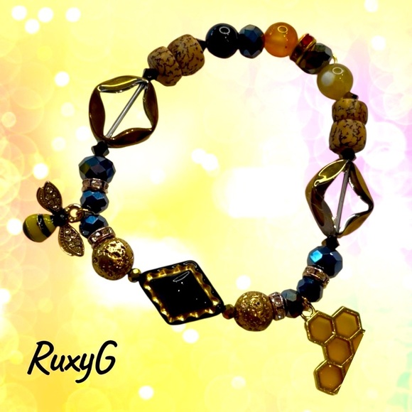 649. Bees 🐝 & butterfly 🦋 Gold and Black Beaded Bracelet - Picture 9 of 10